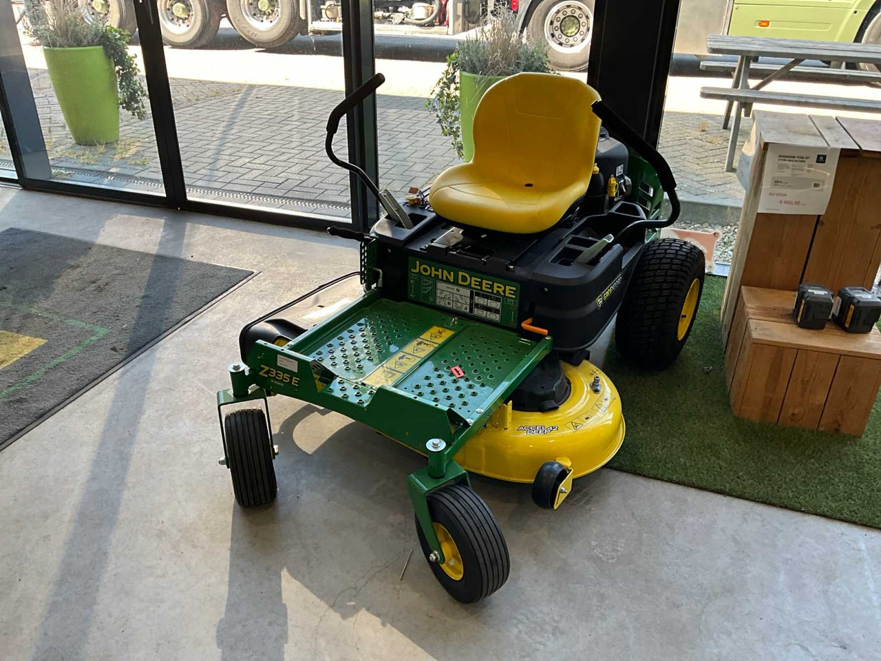 John Deere Z335E - Gressklipper: bilde 1 John Deere Z335E - Gressklipper: bilde 1