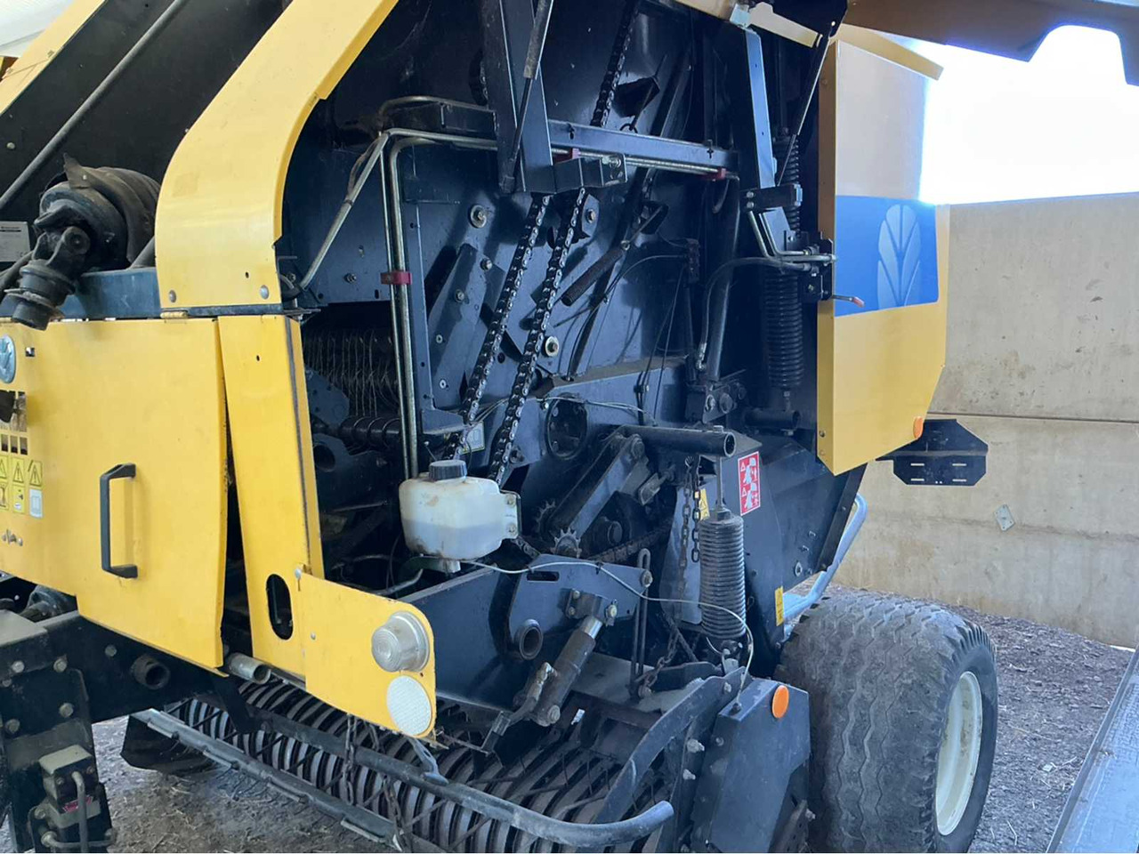 Rundballepresse New Holland BR7070: bilde 15