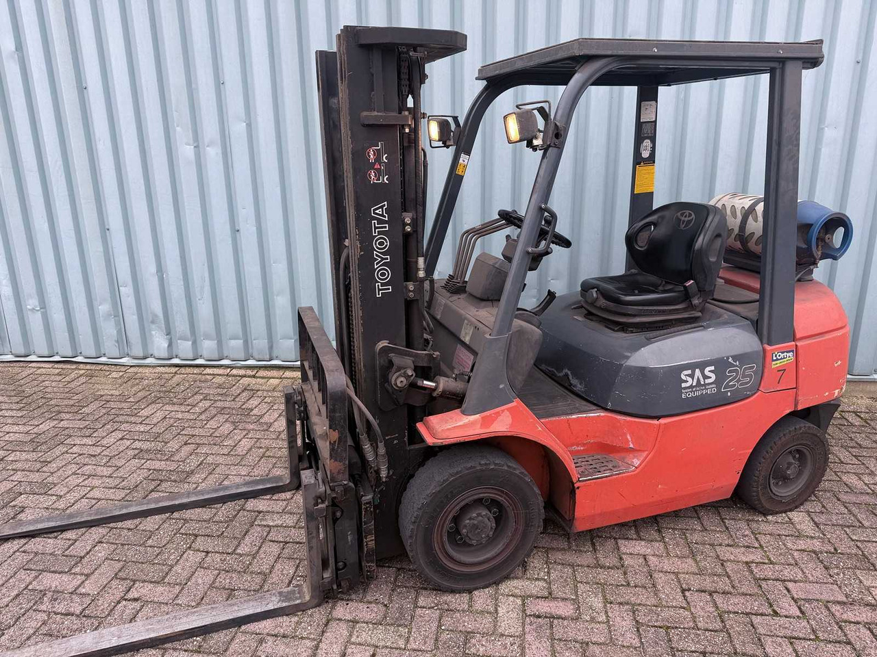 TOYOTA FORKLIFT WITH 4TH VALVE-FORK POSITIONER-SIDESHIFT-470CM HIGH-LOW HOURS 6445 - Gaffeltruck: bilde 1 TOYOTA FORKLIFT WITH 4TH VALVE-FORK POSITIONER-SIDESHIFT-470CM HIGH-LOW HOURS 6445 - Gaffeltruck: bilde 1