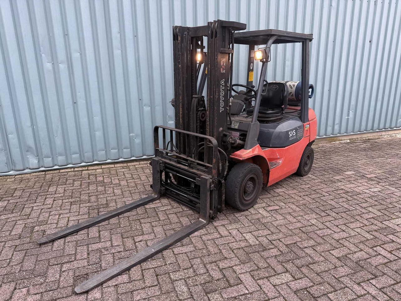 TOYOTA FORKLIFT WITH 4TH VALVE-FORK POSITIONER-SIDESHIFT-470CM HIGH-LOW HOURS 6445 - Gaffeltruck: bilde 4 TOYOTA FORKLIFT WITH 4TH VALVE-FORK POSITIONER-SIDESHIFT-470CM HIGH-LOW HOURS 6445 - Gaffeltruck: bilde 4