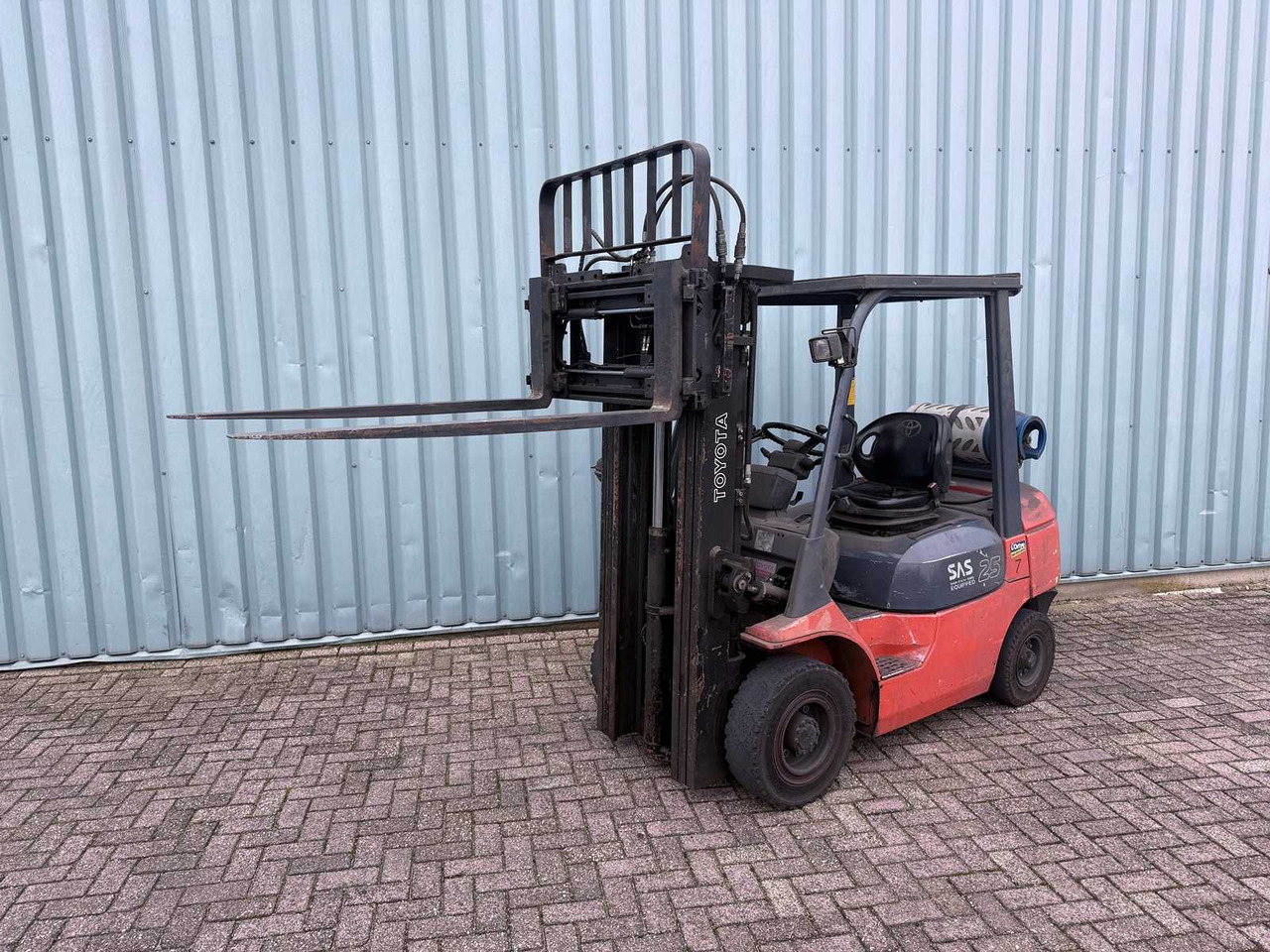 TOYOTA FORKLIFT WITH 4TH VALVE-FORK POSITIONER-SIDESHIFT-470CM HIGH-LOW HOURS 6445 - Gaffeltruck: bilde 2 TOYOTA FORKLIFT WITH 4TH VALVE-FORK POSITIONER-SIDESHIFT-470CM HIGH-LOW HOURS 6445 - Gaffeltruck: bilde 2
