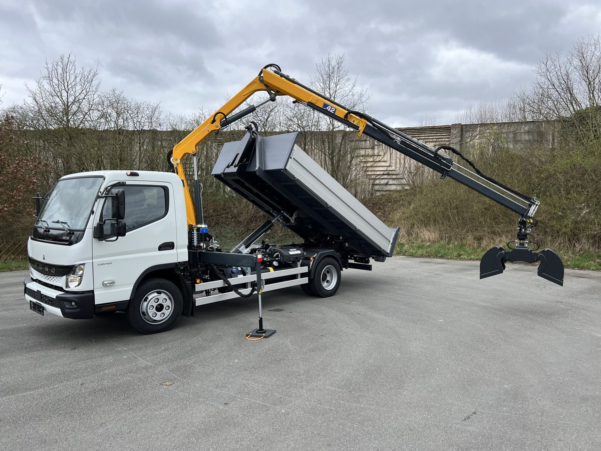 FUSO FUSO 9C18 City Abrollkipper + Ladekran m.Greifer - Varebil med tipp: bilde 1 FUSO FUSO 9C18 City Abrollkipper + Ladekran m.Greifer - Varebil med tipp: bilde 1
