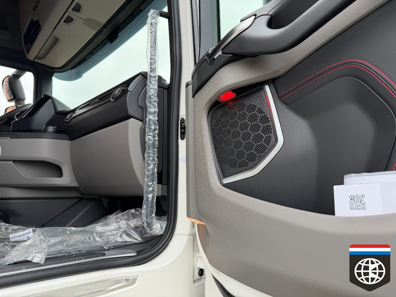 Scania 590 S 6X2/4 - Full air - Retarder PTO - SLIDE fifth wheel - King of the Road - Trekkvogn: bilde 4 Scania 590 S 6X2/4 - Full air - Retarder PTO - SLIDE fifth wheel - King of the Road - Trekkvogn: bilde 4