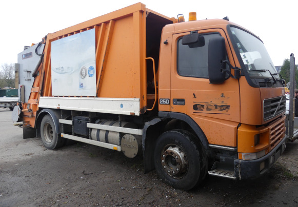 Camion poubelle Volvo FM 4x2R 7,1 (2001-201.695 km) - Søppelbil: bilde 2 Camion poubelle Volvo FM 4x2R 7,1 (2001-201.695 km) - Søppelbil: bilde 2