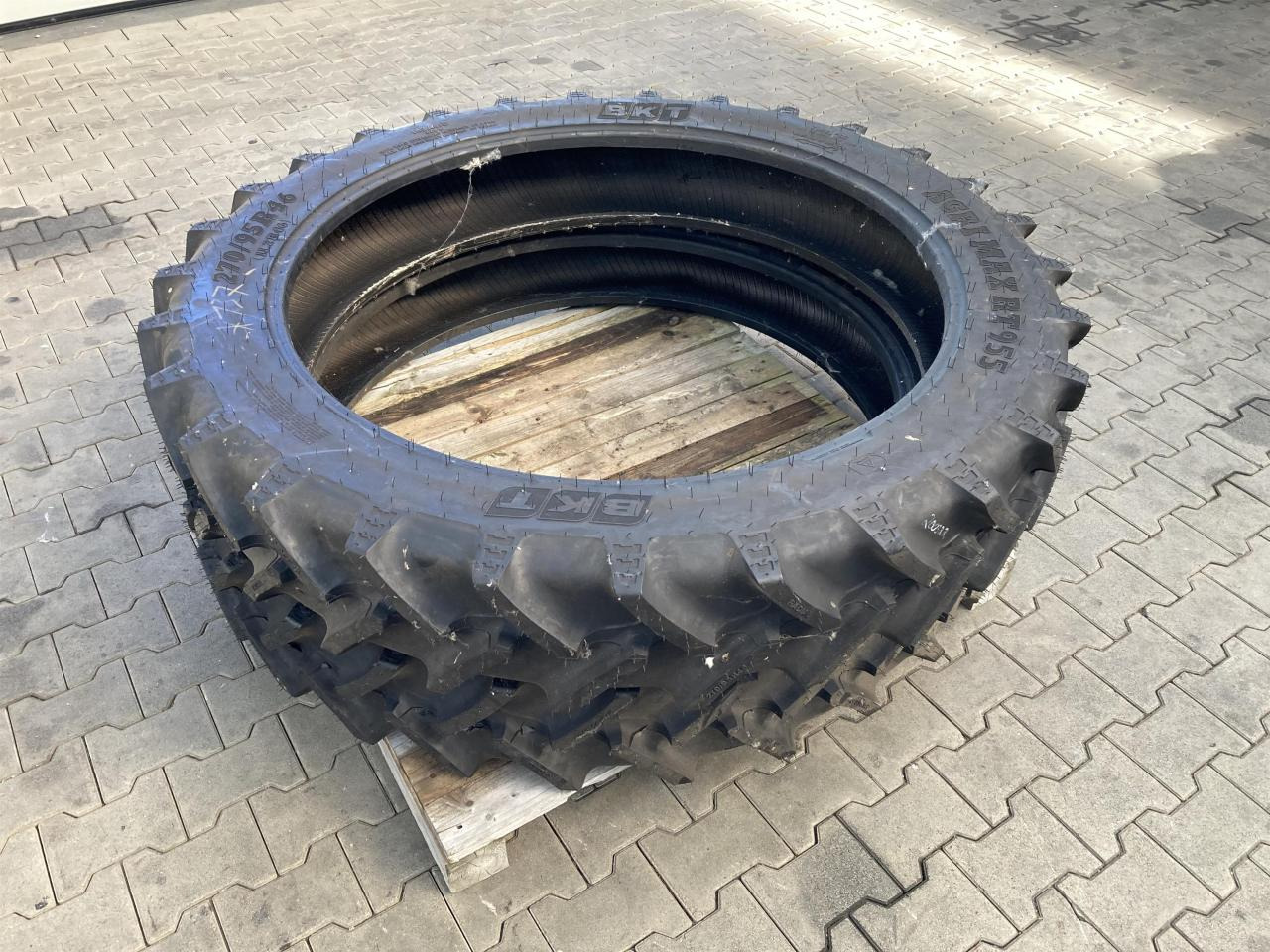 BKT 270/95R46 - Dekk for Landbruksteknikk: bilde 1 BKT 270/95R46 - Dekk for Landbruksteknikk: bilde 1
