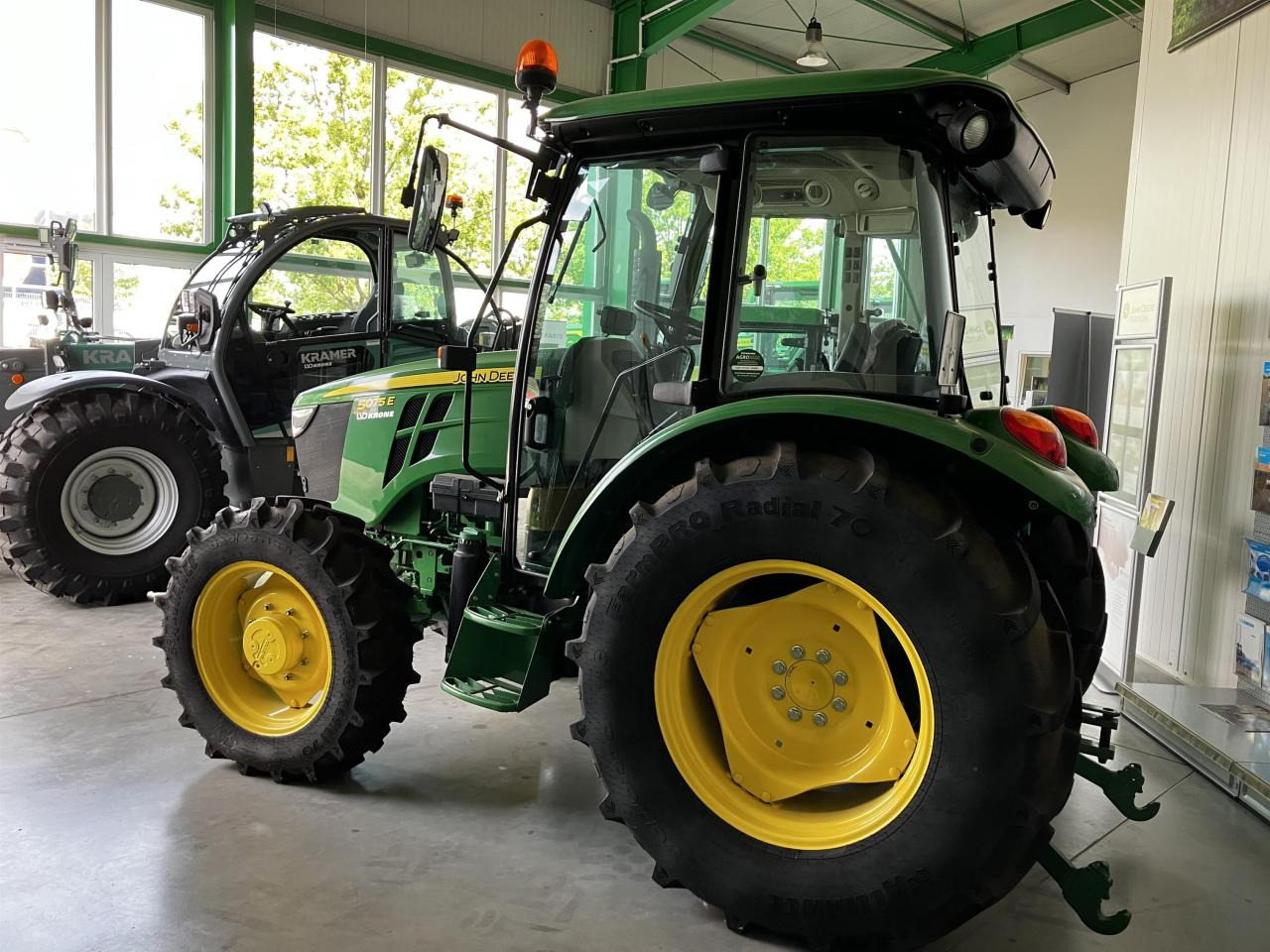 John Deere 5075E - Traktor: bilde 3 John Deere 5075E - Traktor: bilde 3