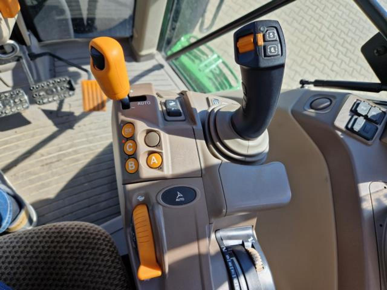 Traktor John Deere 6195M: bilde 25