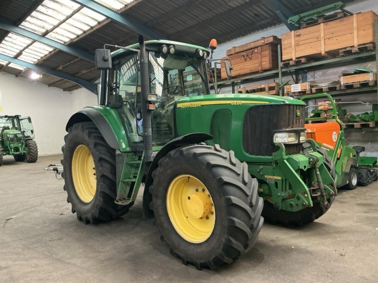 John Deere 6820 - Traktor: bilde 1 John Deere 6820 - Traktor: bilde 1