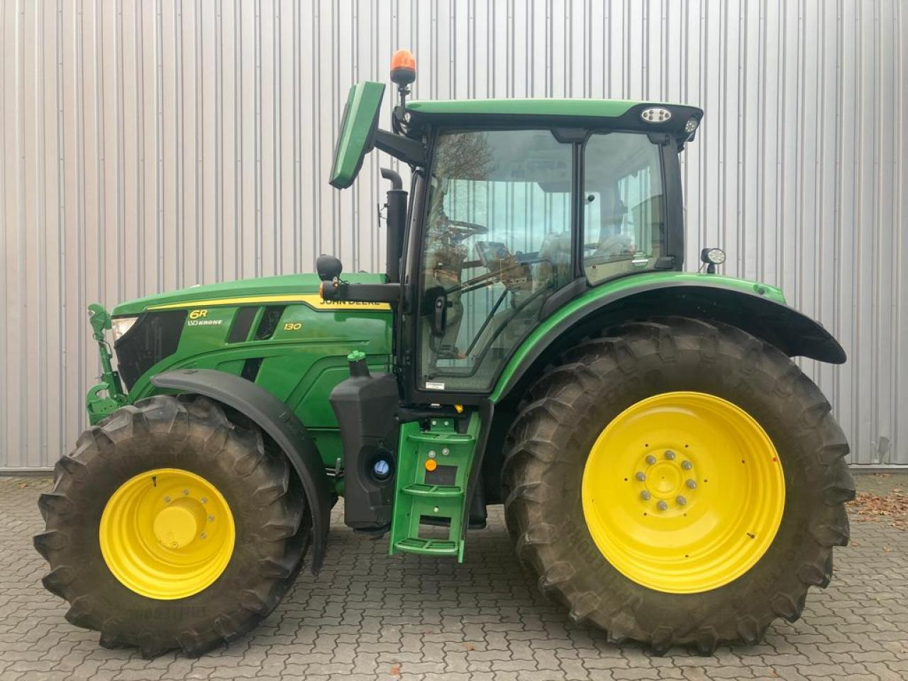 John Deere 6R 130 - Traktor: bilde 1 John Deere 6R 130 - Traktor: bilde 1