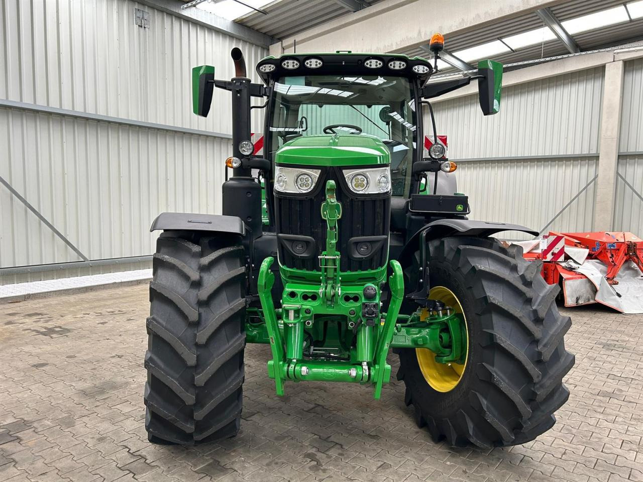 John Deere 6R 215 - Traktor: bilde 2 John Deere 6R 215 - Traktor: bilde 2