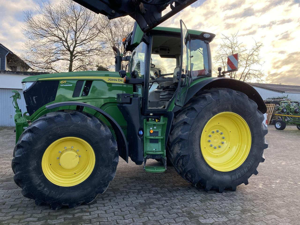 John Deere 6R 215 - Traktor: bilde 2 John Deere 6R 215 - Traktor: bilde 2