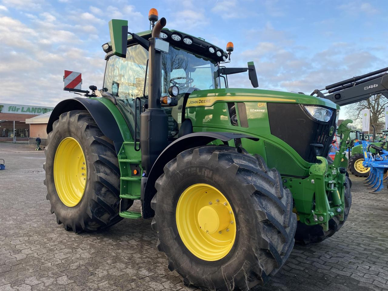 John Deere 6R 215 - Traktor: bilde 1 John Deere 6R 215 - Traktor: bilde 1