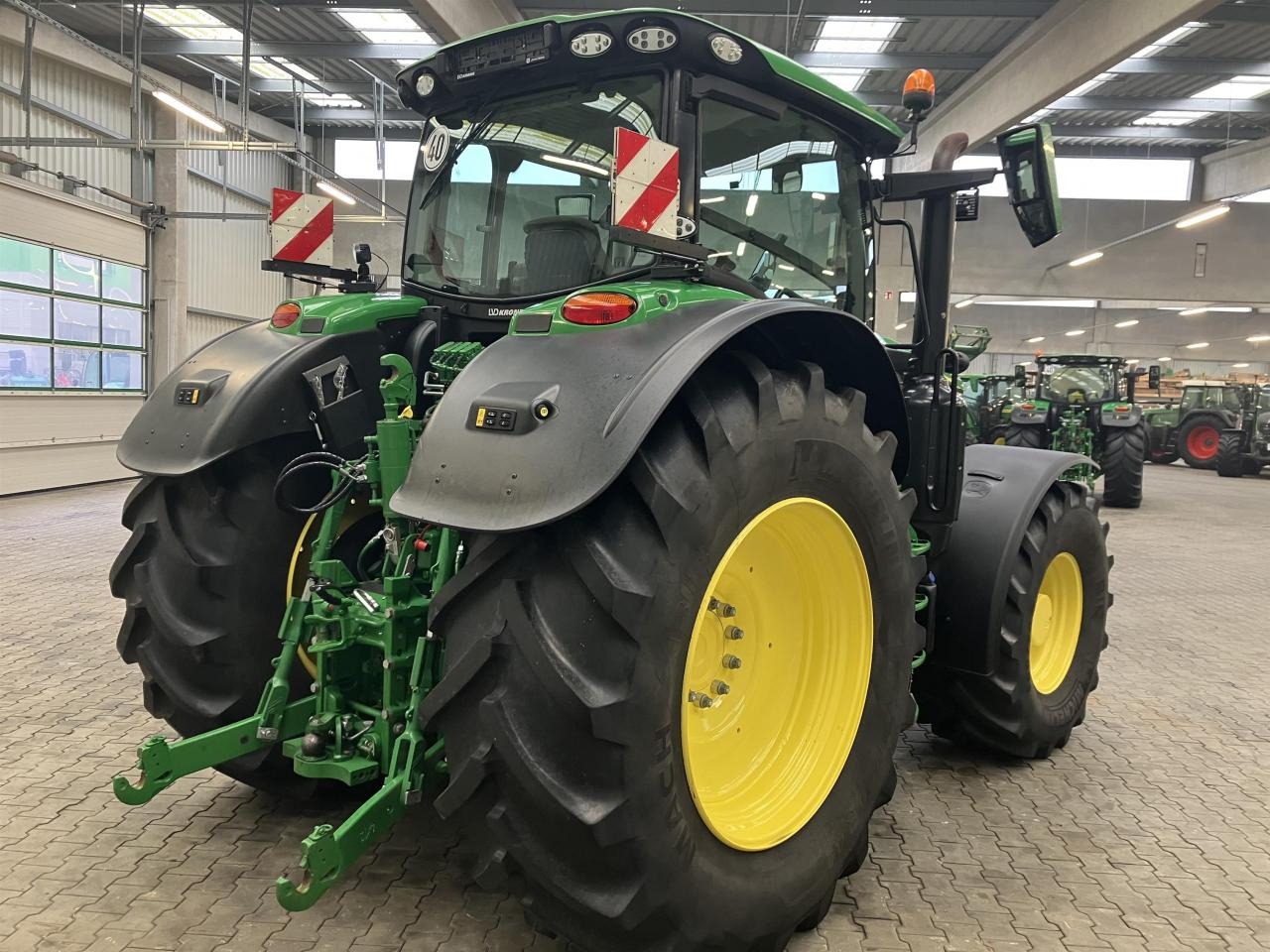John Deere 6R 215 - Traktor: bilde 4 John Deere 6R 215 - Traktor: bilde 4