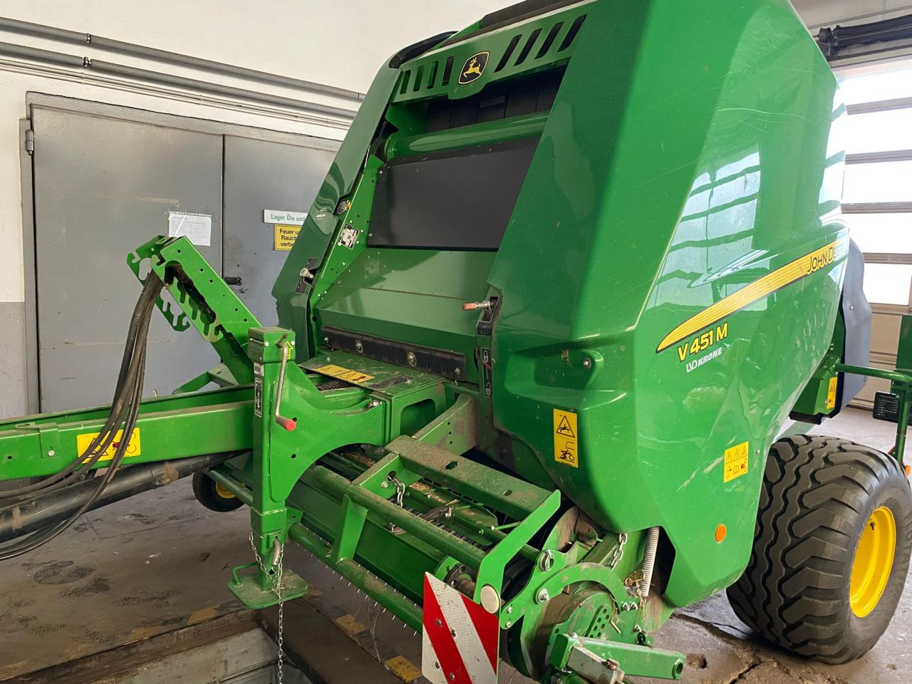 John Deere V451M MaxiCut 13 - Rundballepresse: bilde 1 John Deere V451M MaxiCut 13 - Rundballepresse: bilde 1