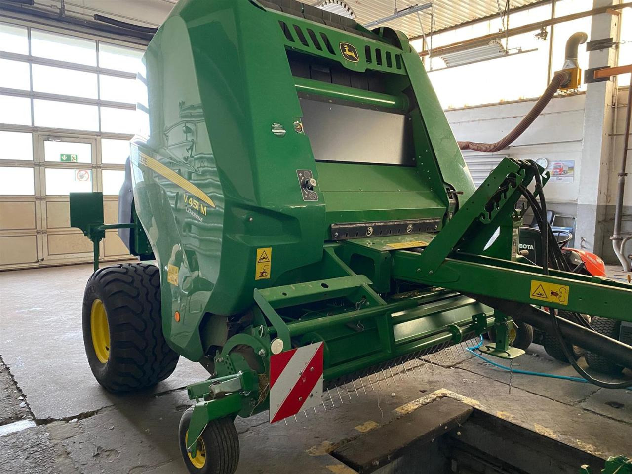 John Deere V451M MaxiCut 13 - Rundballepresse: bilde 2 John Deere V451M MaxiCut 13 - Rundballepresse: bilde 2