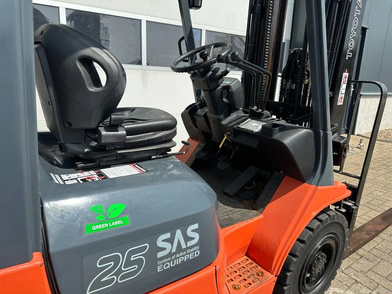 Toyota 2.5 ton Triplex Freelift Sideshift LPG Heftruck - Gasstruck: bilde 5 Toyota 2.5 ton Triplex Freelift Sideshift LPG Heftruck - Gasstruck: bilde 5