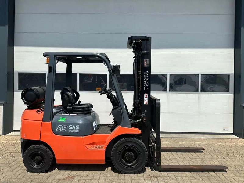Toyota 2.5 ton Triplex Freelift Sideshift LPG Heftruck - Gasstruck: bilde 1 Toyota 2.5 ton Triplex Freelift Sideshift LPG Heftruck - Gasstruck: bilde 1