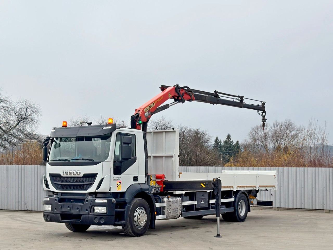 Iveco Stralis 310 PRITSCHE 7,80m +KRAN +FUNK - Kranbil: bilde 2 Iveco Stralis 310 PRITSCHE 7,80m +KRAN +FUNK - Kranbil: bilde 2