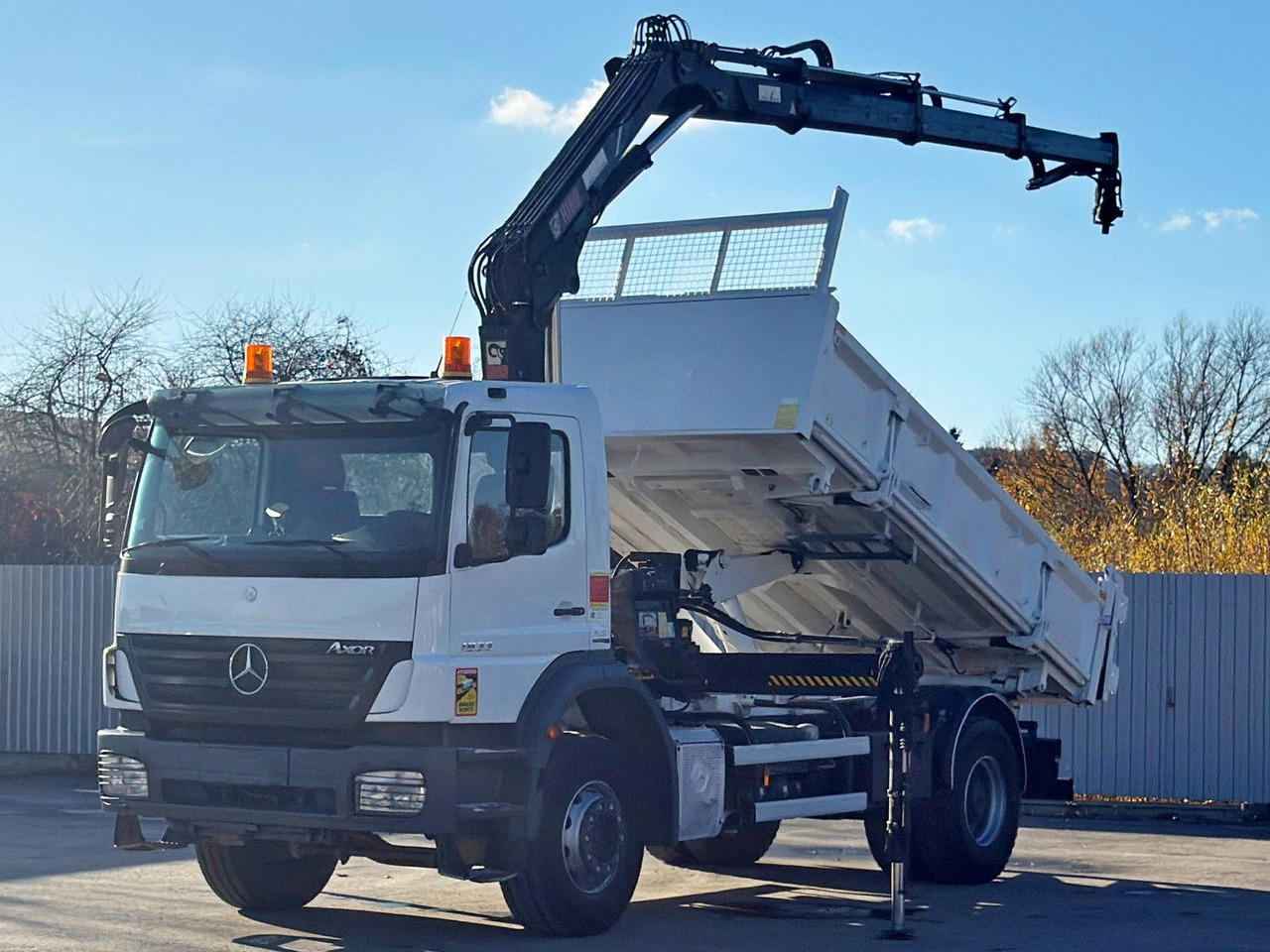 Mercedes-Benz AXOR 1833 * HIAB 144 B - 3 HIDUO + FUNK * TOP - Tippbil, Kranbil: bilde 2 Mercedes-Benz AXOR 1833 * HIAB 144 B - 3 HIDUO + FUNK * TOP - Tippbil, Kranbil: bilde 2