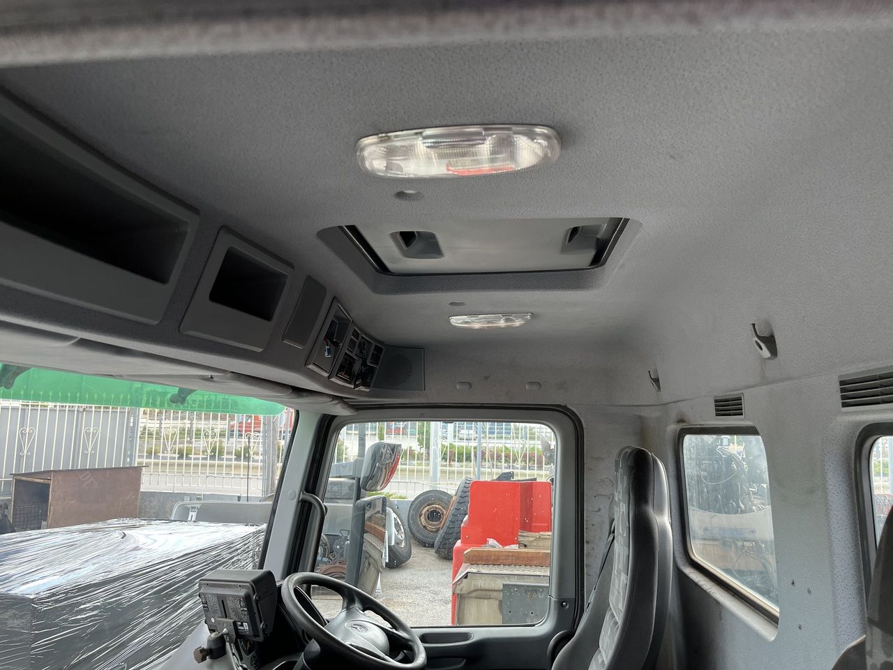 Førerhus og interiør for Lastebil SHORT CAB ACTROS MP2 RHD: bilde 10 Førerhus og interiør for Lastebil SHORT CAB ACTROS MP2 RHD: bilde 10