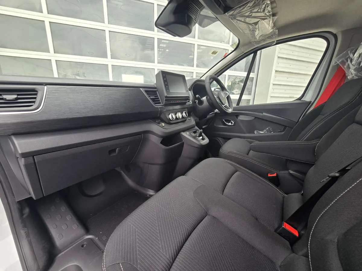 NEW Renault Trafic Exclusive 170BHP/150BHP Auto White - Kassebil: bilde 2 NEW Renault Trafic Exclusive 170BHP/150BHP Auto White - Kassebil: bilde 2