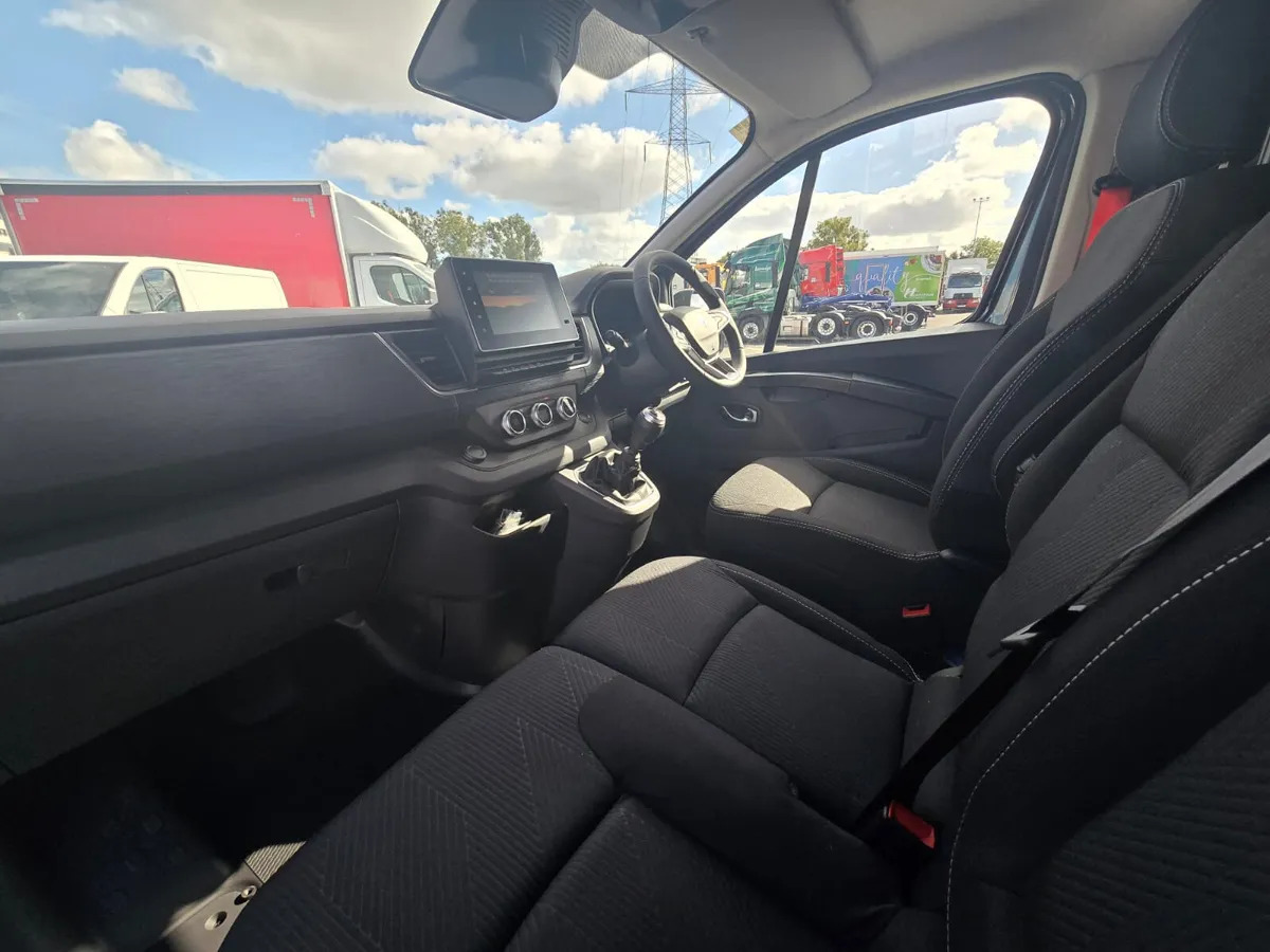 NEW Renault Trafic Exclusive 170BHP/150BHP Manual White - Kassebil: bilde 2 NEW Renault Trafic Exclusive 170BHP/150BHP Manual White - Kassebil: bilde 2
