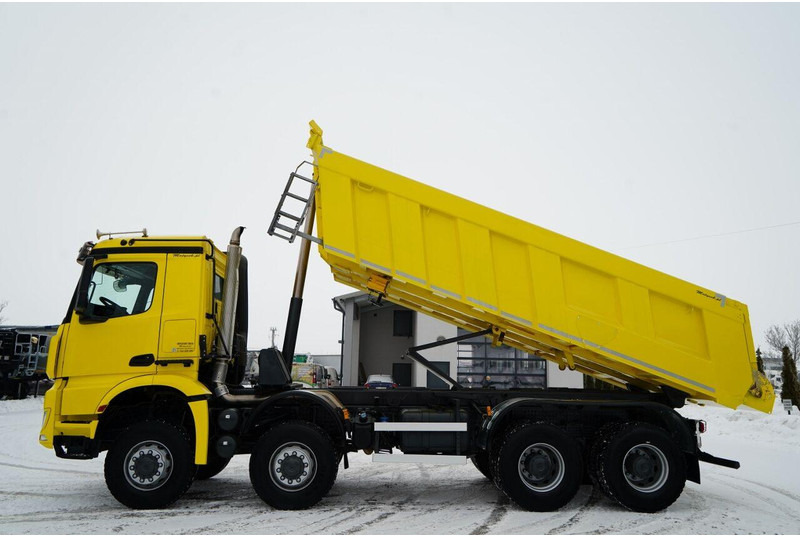 Mercedes-Benz AROCS 4151 / 8X8 / WYWROTKA TYLNOZSYPOWA / HYDROKLAPA / 6 M / AU - Tippbil: bilde 3 Mercedes-Benz AROCS 4151 / 8X8 / WYWROTKA TYLNOZSYPOWA / HYDROKLAPA / 6 M / AU - Tippbil: bilde 3
