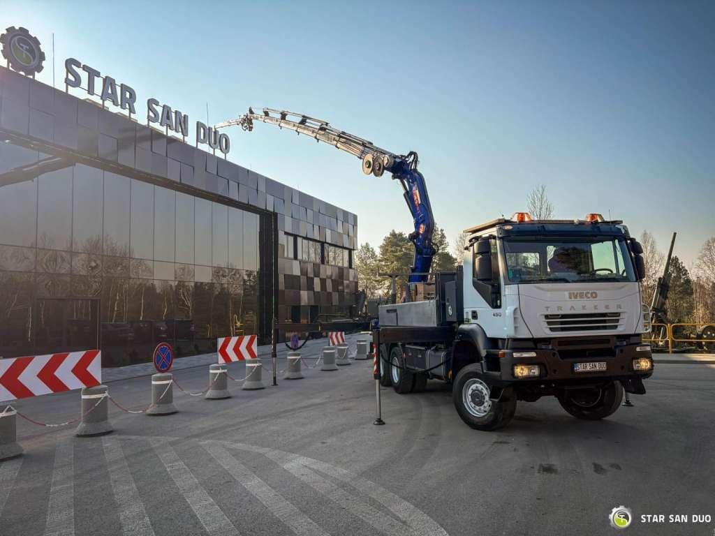 Iveco TRAKKER 450 6x6 PM41S FLY JIB Crane Kipper - Kranbil: bilde 3 Iveco TRAKKER 450 6x6 PM41S FLY JIB Crane Kipper - Kranbil: bilde 3
