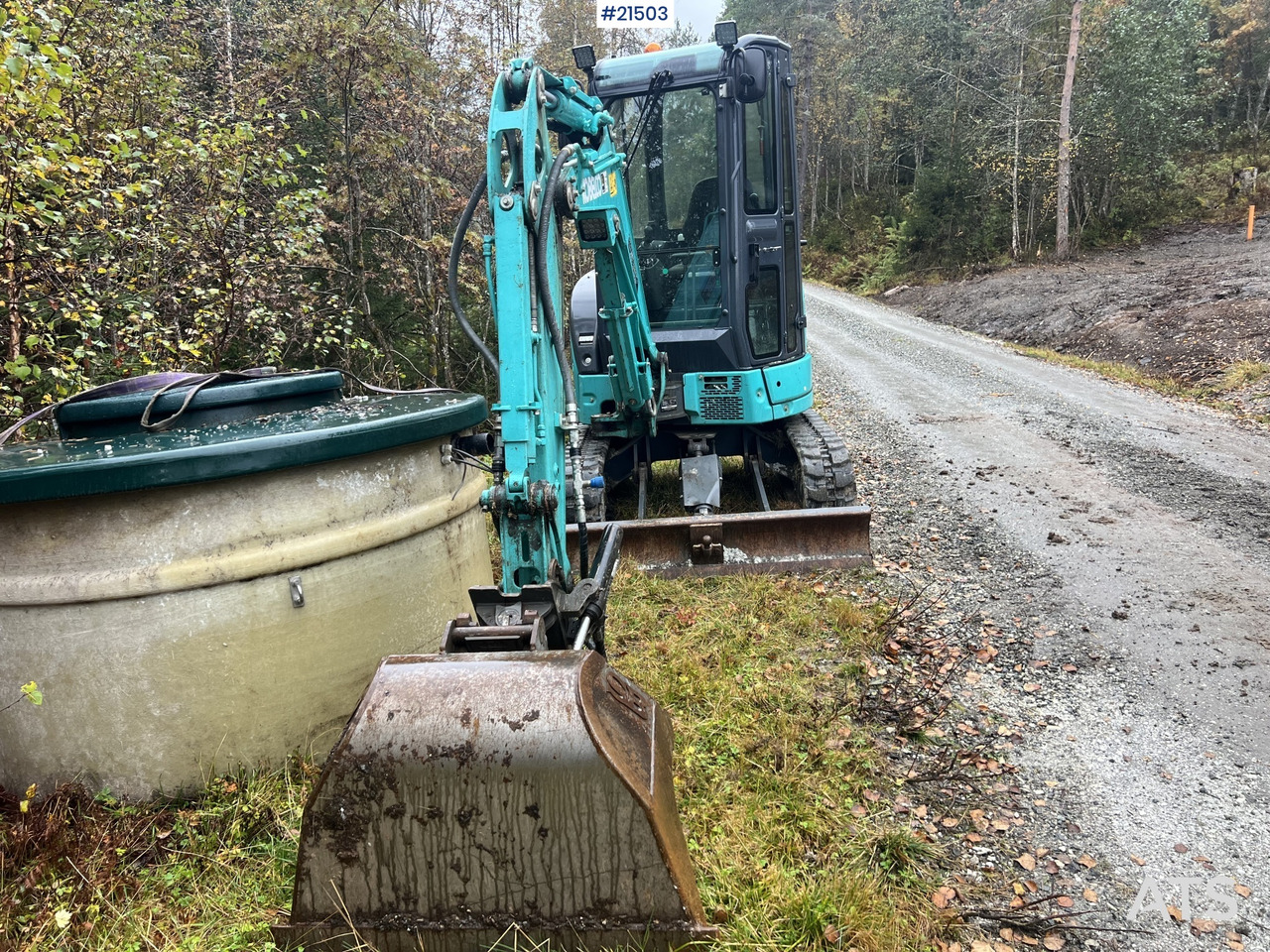 Kobelco Sk25SR-6E Gravemaskin m/ pusseskuffe,graveskuffe og tilt - Minigraver: bilde 3 Kobelco Sk25SR-6E Gravemaskin m/ pusseskuffe,graveskuffe og tilt - Minigraver: bilde 3