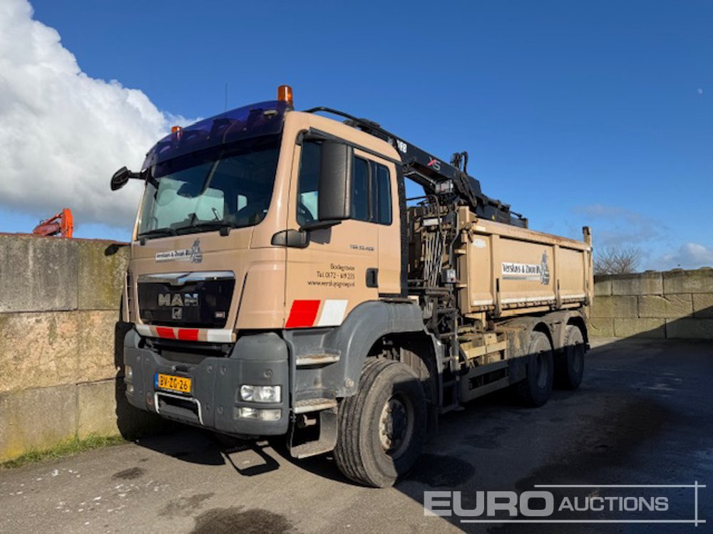 2009 MAN TGS 33.400 6x6, Tipper Truck, Loading Crane Hiab 144DS-2 Duo, Manual, A/C (Dutch Export Docs. Available) - Tippbil, Kranbil: bilde 1 2009 MAN TGS 33.400 6x6, Tipper Truck, Loading Crane Hiab 144DS-2 Duo, Manual, A/C (Dutch Export Docs. Available) - Tippbil, Kranbil: bilde 1