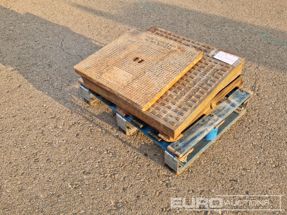 Pallet of Manhole Covers (3 of) - Anleggsmaskiner: bilde 3 Pallet of Manhole Covers (3 of) - Anleggsmaskiner: bilde 3
