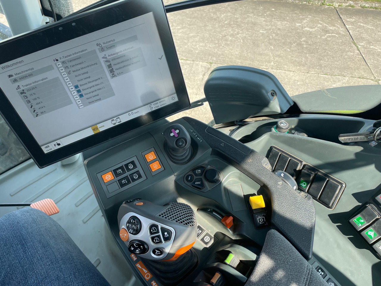 Claas Axion 870 CMATIC - Traktor: bilde 3 Claas Axion 870 CMATIC - Traktor: bilde 3