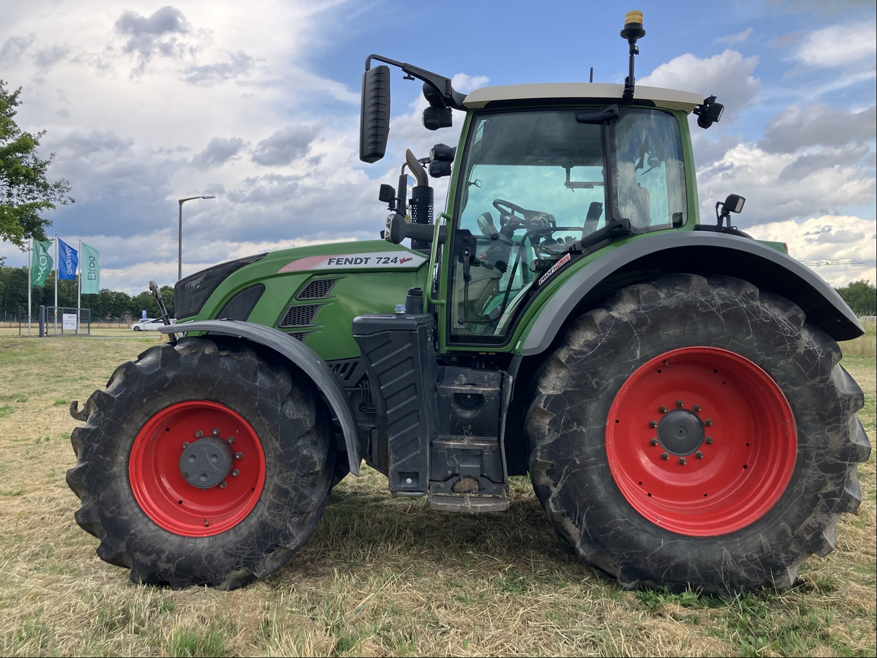 Fendt 724 Vario S4 - Traktor: bilde 1 Fendt 724 Vario S4 - Traktor: bilde 1