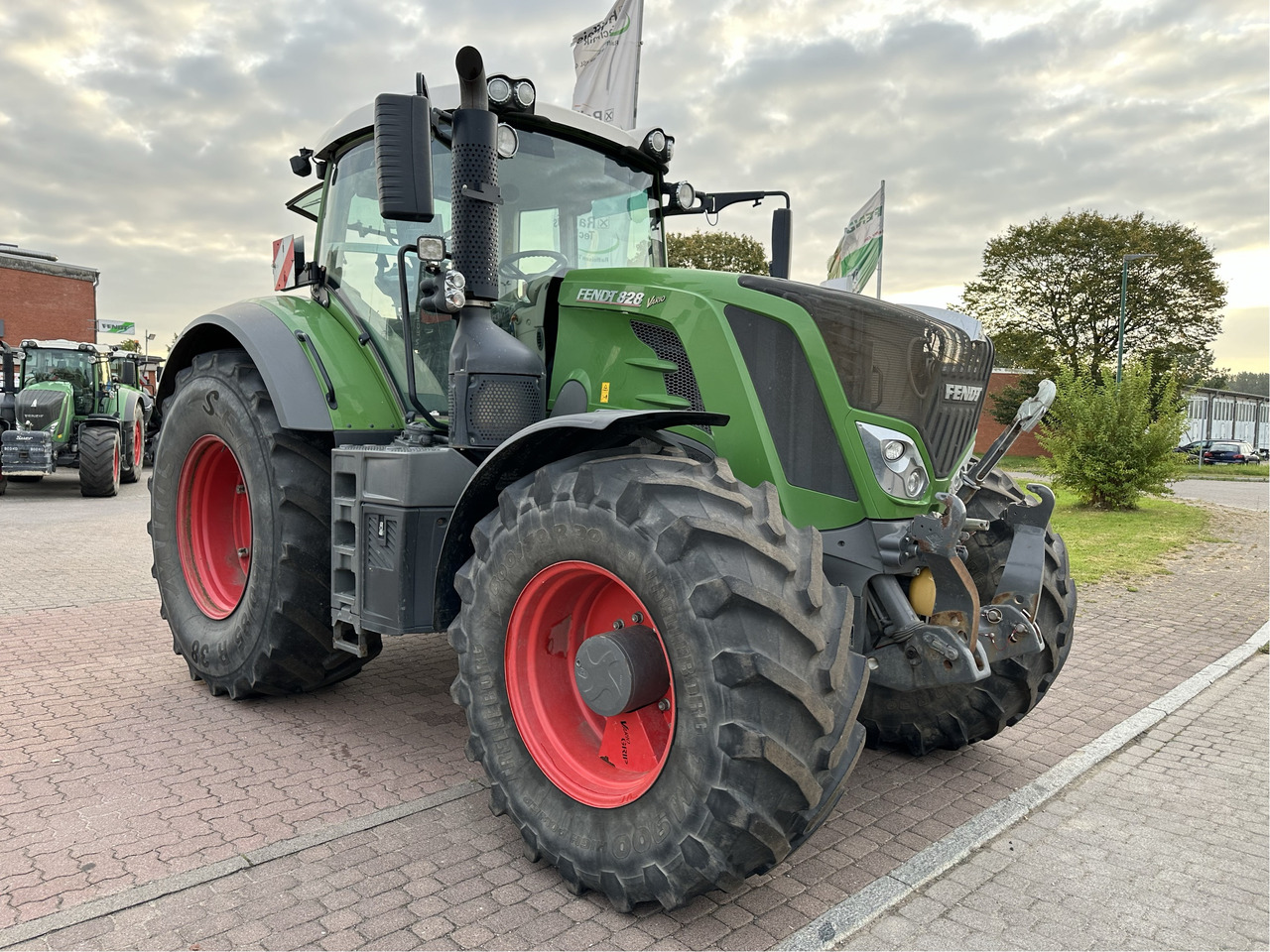 Fendt 828 Vario S4 - Traktor: bilde 1 Fendt 828 Vario S4 - Traktor: bilde 1