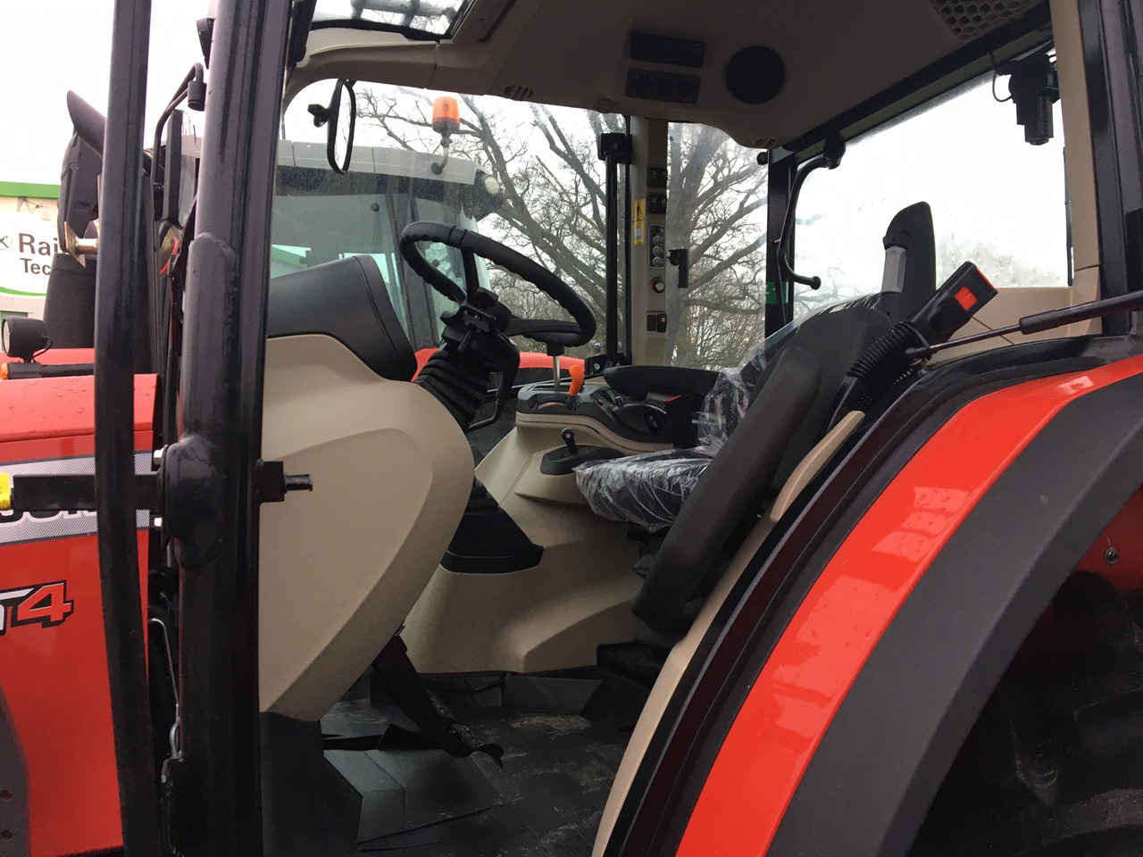 Massey Ferguson 5711 M Dyna-4 4WD Essent - Traktor: bilde 4 Massey Ferguson 5711 M Dyna-4 4WD Essent - Traktor: bilde 4