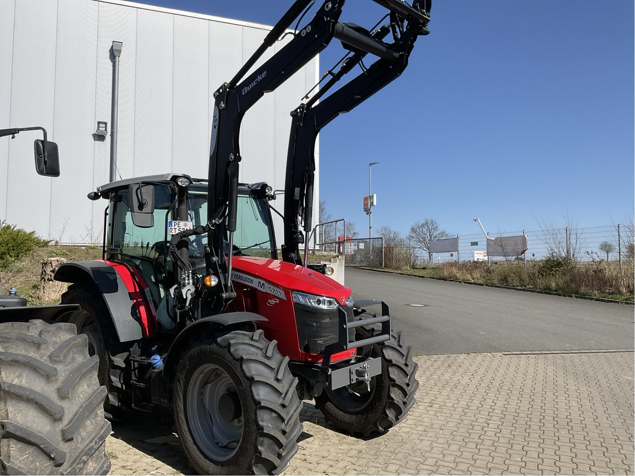 Massey Ferguson 5711M Dyna-44WD Cab Essen - Traktor: bilde 1 Massey Ferguson 5711M Dyna-44WD Cab Essen - Traktor: bilde 1