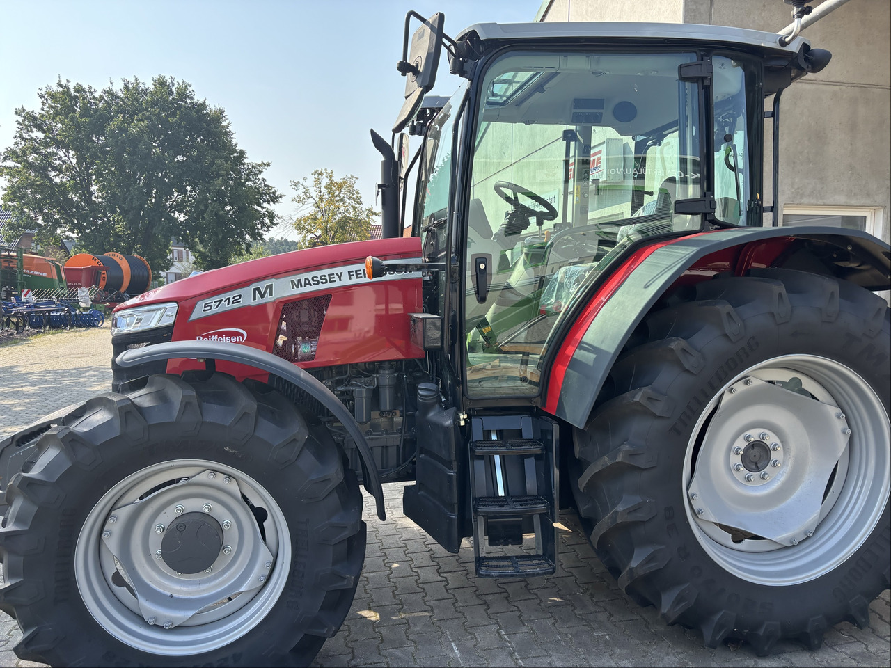 Massey Ferguson 5712M 4WD Cab Essential - Traktor: bilde 3 Massey Ferguson 5712M 4WD Cab Essential - Traktor: bilde 3