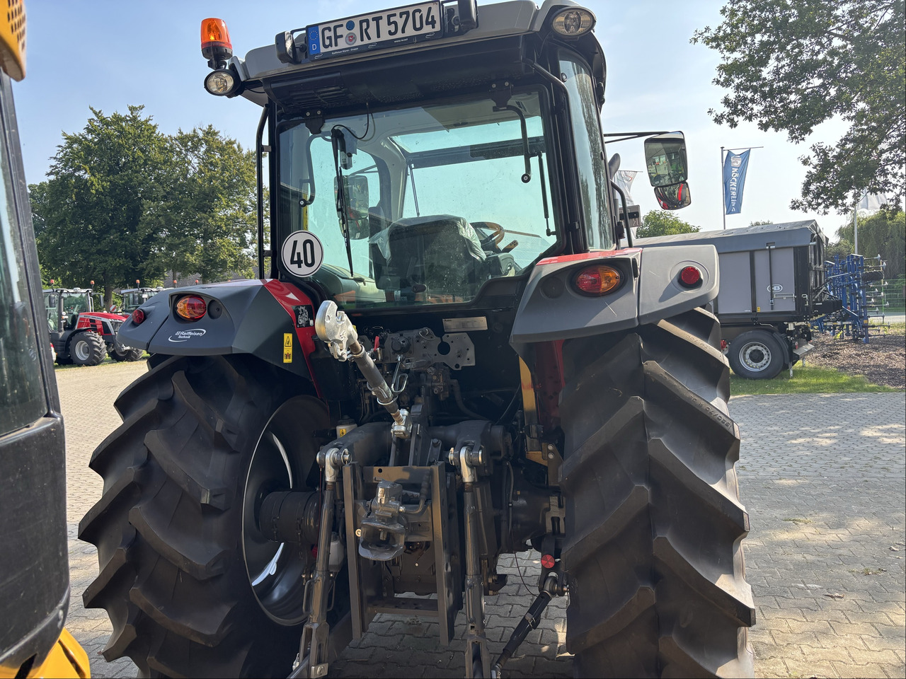 Massey Ferguson 5712M 4WD Cab Essential - Traktor: bilde 4 Massey Ferguson 5712M 4WD Cab Essential - Traktor: bilde 4