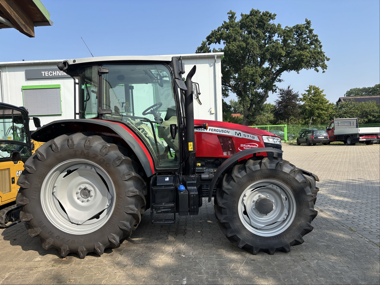 Massey Ferguson 5712M 4WD Cab Essential - Traktor: bilde 1 Massey Ferguson 5712M 4WD Cab Essential - Traktor: bilde 1