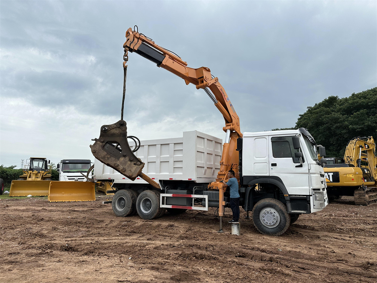 HOWO 371 Mounted Crane Dump truck - Kranbil: bilde 2 HOWO 371 Mounted Crane Dump truck - Kranbil: bilde 2