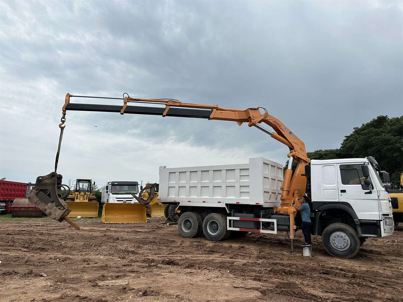 HOWO 371 Mounted Crane Dump truck - Kranbil: bilde 3 HOWO 371 Mounted Crane Dump truck - Kranbil: bilde 3