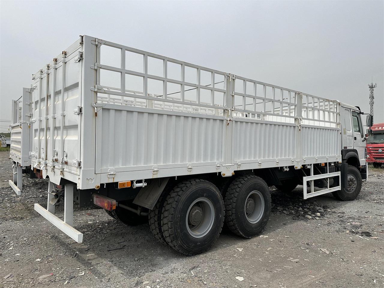 SINOTRUK HOWO 371 Cargo truck - Dyretransport lastebil: bilde 4 SINOTRUK HOWO 371 Cargo truck - Dyretransport lastebil: bilde 4