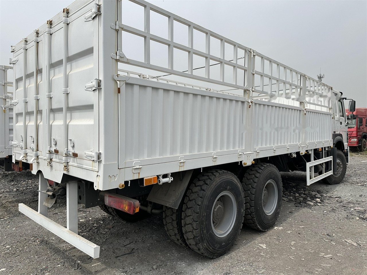 SINOTRUK HOWO 371 Cargo truck - Dyretransport lastebil: bilde 3 SINOTRUK HOWO 371 Cargo truck - Dyretransport lastebil: bilde 3