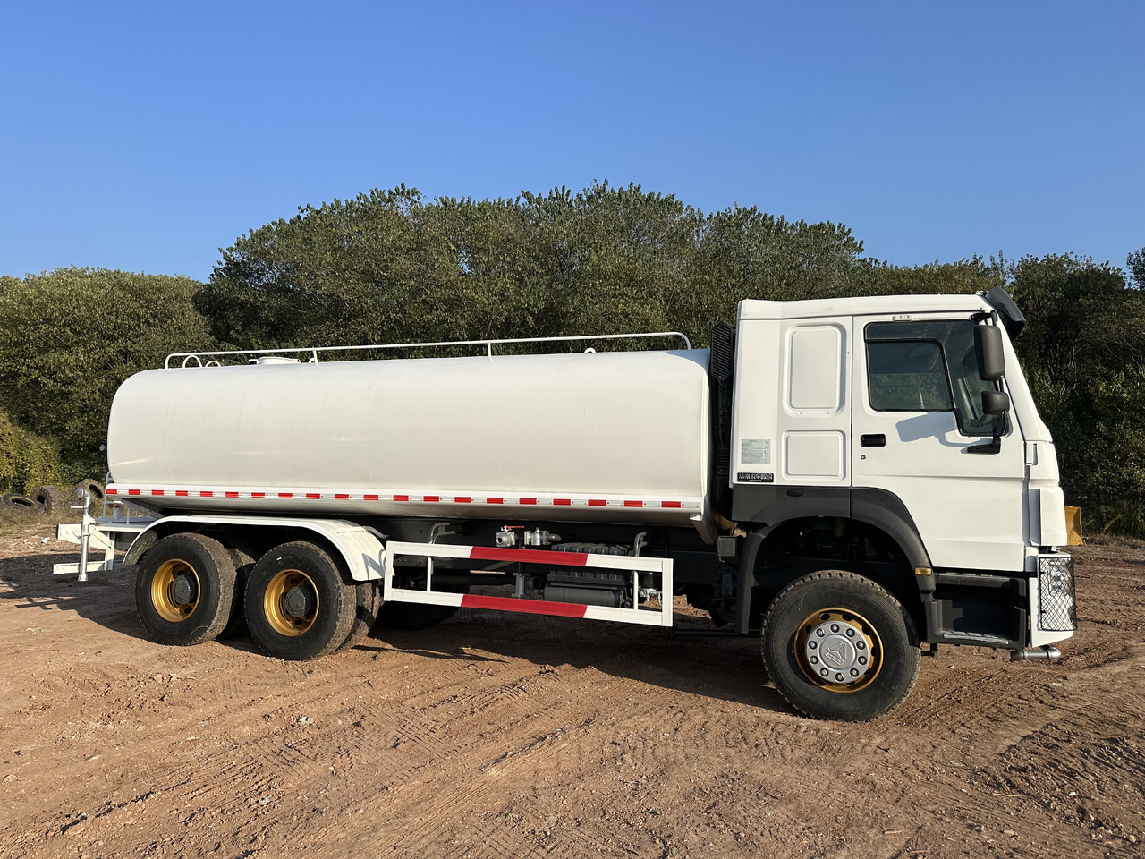 SINOTRUK HOWO 371 Water Tanker Truck - Tankbil: bilde 4 SINOTRUK HOWO 371 Water Tanker Truck - Tankbil: bilde 4