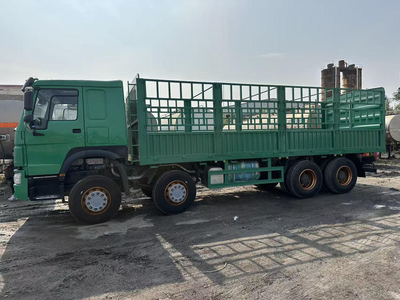 SINOTRUK HOWO 420hp 8x4 fence truck - Planbil: bilde 3 SINOTRUK HOWO 420hp 8x4 fence truck - Planbil: bilde 3