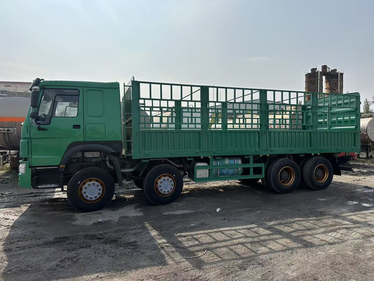 SINOTRUK HOWO 420hp 8x4 fence truck - Planbil: bilde 3 SINOTRUK HOWO 420hp 8x4 fence truck - Planbil: bilde 3