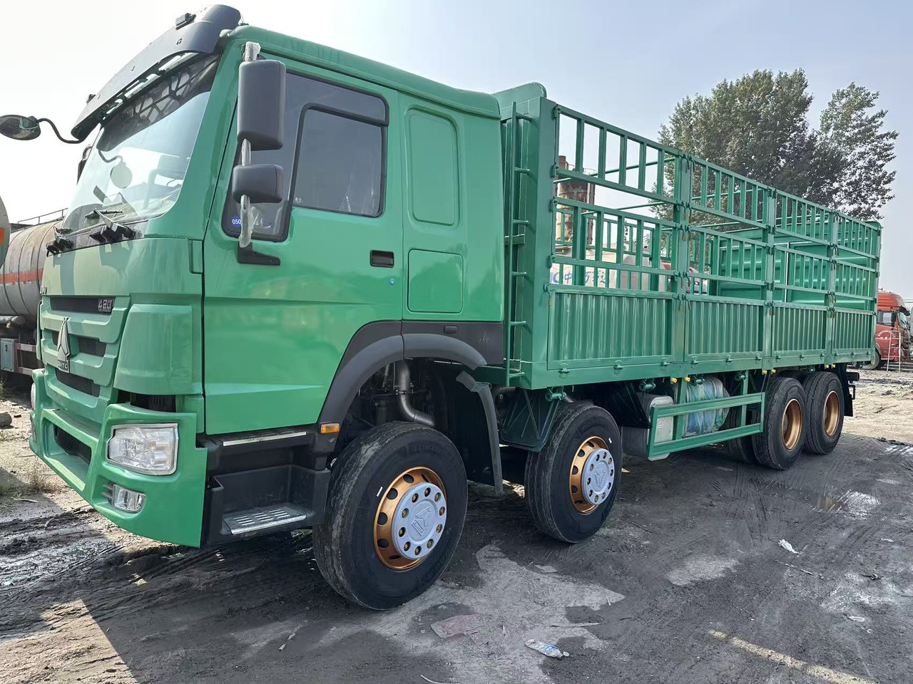SINOTRUK HOWO 420hp 8x4 fence truck - Planbil: bilde 1 SINOTRUK HOWO 420hp 8x4 fence truck - Planbil: bilde 1