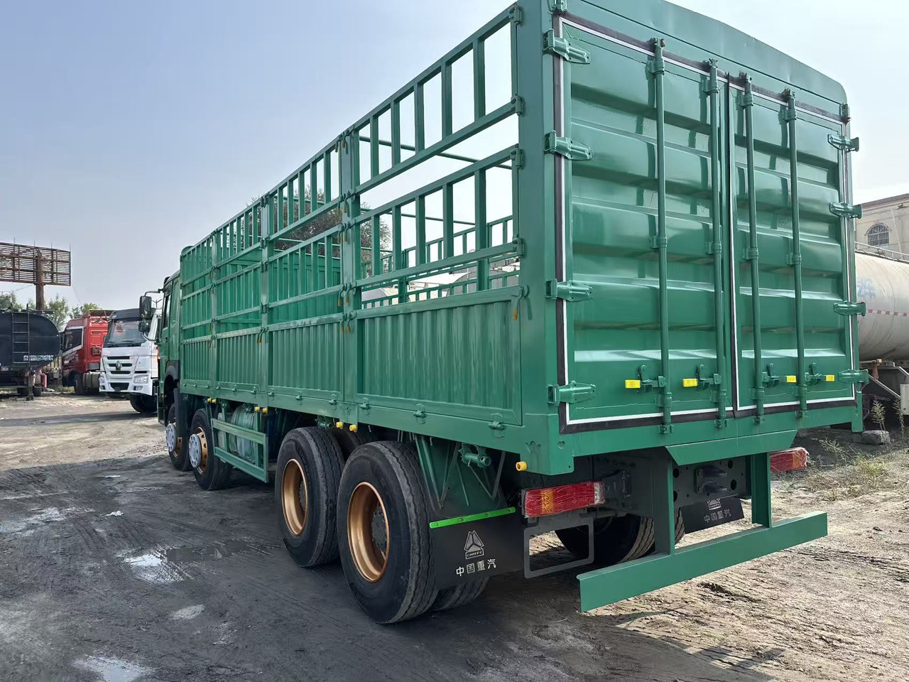 SINOTRUK HOWO 420hp 8x4 fence truck - Planbil: bilde 5 SINOTRUK HOWO 420hp 8x4 fence truck - Planbil: bilde 5