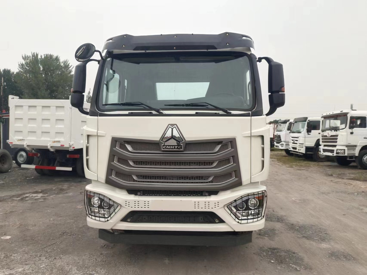 SINOTRUK HOWO 371hp 6X4 Tractor unit - Trekkvogn: bilde 1 SINOTRUK HOWO 371hp 6X4 Tractor unit - Trekkvogn: bilde 1
