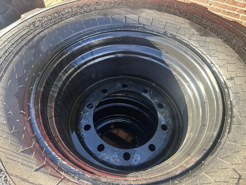 4 banden 560x60x22.5 - Dekk og felger: bilde 3 4 banden 560x60x22.5 - Dekk og felger: bilde 3